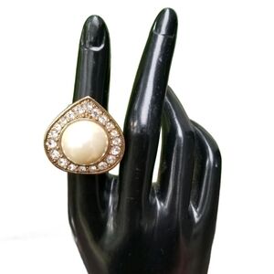 ARNOLD SCAASI DESIGNER VINTAGE GOLDTONE, FAUX PEARL & RHINESTONE FASHION RING